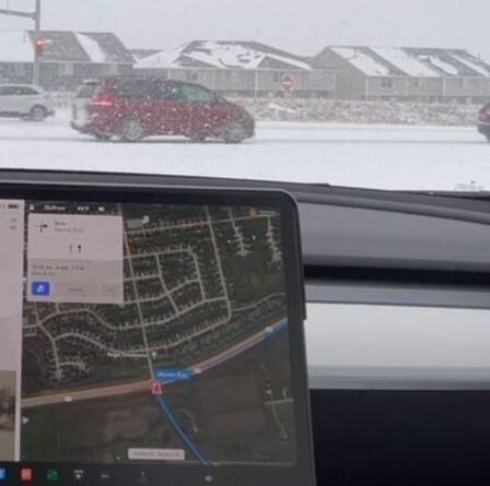 La nouvelle technologie de « conduite entièrement autonome » de Tesla testée dans la neige avec des résultats désastreux