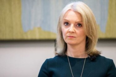 Liz Truss demande à la Russie de « mettre un terme aux agressions non provoquées » alors qu'elle prévoit un rare voyage à Moscou
