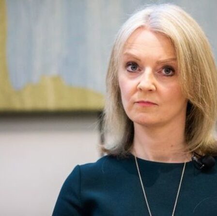 Liz Truss demande à la Russie de « mettre un terme aux agressions non provoquées » alors qu'elle prévoit un rare voyage à Moscou