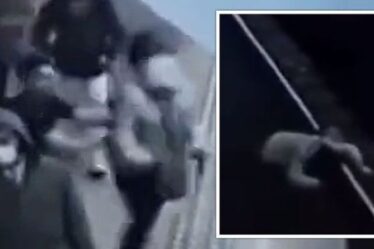 Moment terrifiant, une femme s'échappe de justesse après avoir été poussée devant un train – VIDEO