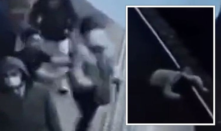 Moment terrifiant, une femme s'échappe de justesse après avoir été poussée devant un train – VIDEO