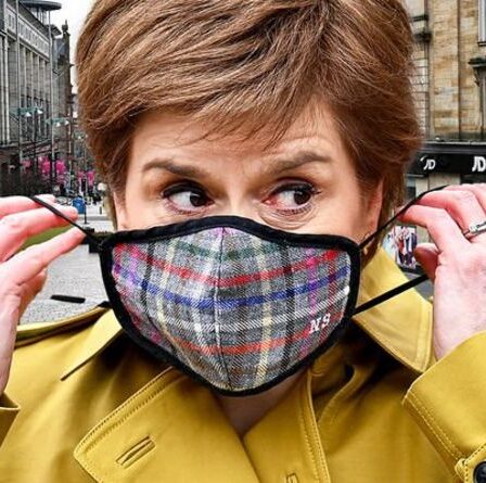 Nicola Sturgeon LIVE: SNP s'apprête à CAVE sur les trottoirs détestés de Covid après le déménagement du plan B de Boris