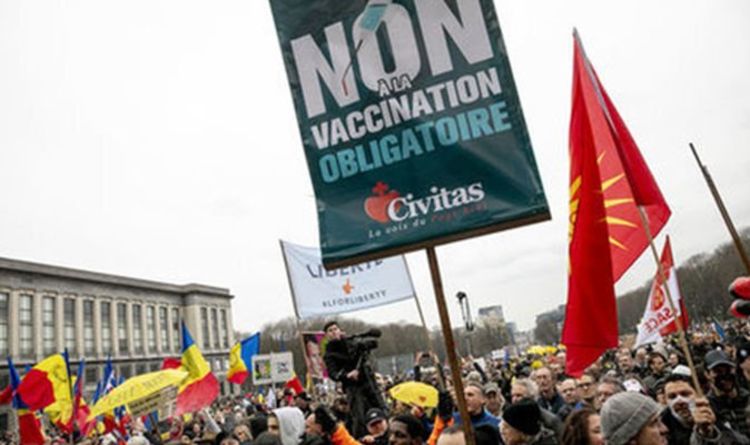 Que se passe-t-il à Bruxelles ?  Les protestations tournent au vinaigre alors que la police tire des canons à eau sur la foule