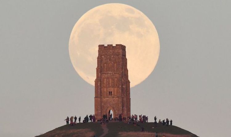 Un ciel dégagé à travers le Royaume-Uni offre une vue incroyable sur la première lune de loup de 2022