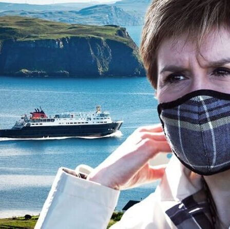 "Disgrâce totale" Sturgeon face à la pression alors que les îles écossaises sont "en danger"