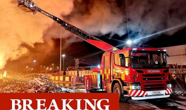 Incendie de Balby: un «panache de fumée» plane sur Doncaster alors que les moteurs s'attaquent à l'incendie de l'usine de recyclage