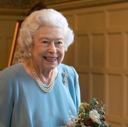 La reine se débarrasse de ses craintes pour sa santé avec un langage corporel "stoïque" malgré son apparence "frêle"