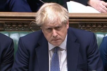 Les conservateurs "manquent" d'options alors que la "position faible" de Boris Johnson devient intenable