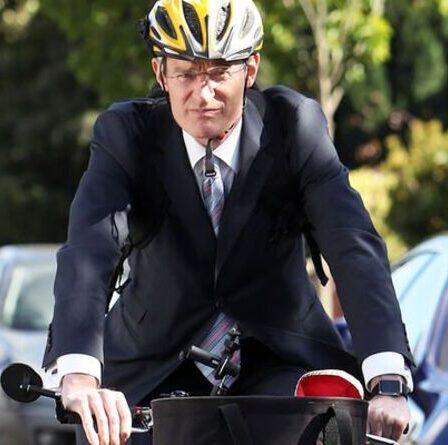 'Les cyclistes plus importants!'  Jeremy Vine de la BBC pénètre dans la rangée du code de la route en frappant les conducteurs