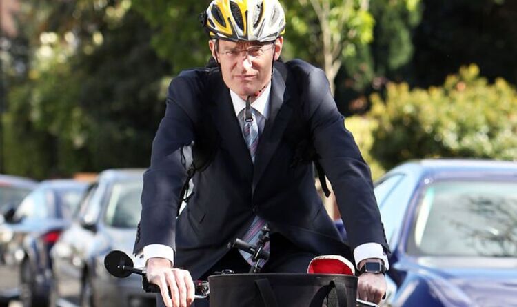 'Les cyclistes plus importants!'  Jeremy Vine de la BBC pénètre dans la rangée du code de la route en frappant les conducteurs