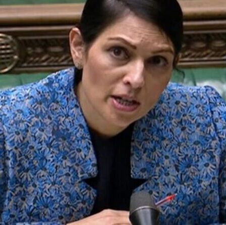 Priti Patel dit que le Royaume-Uni autorisera 100 000 Ukrainiens au Royaume-Uni - "La Grande-Bretagne fait sa juste part"