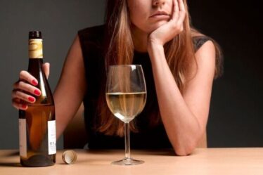 Symptômes de la dépendance à l'alcool : les 13 signes que vous n'êtes pas qu'un « buveur occasionnel »