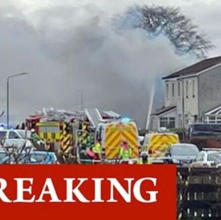 Un homme emmené à l'hôpital dans l'explosion d'une maison d'horreur après que les flammes ont englouti une propriété écossaise