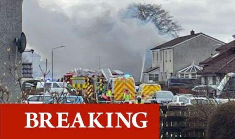 Un homme emmené à l'hôpital dans l'explosion d'une maison d'horreur après que les flammes ont englouti une propriété écossaise