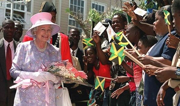 La reine Elizabeth visite Sam Sharpe Square le 20 février 2002 lors d'une visite à Montego Bay