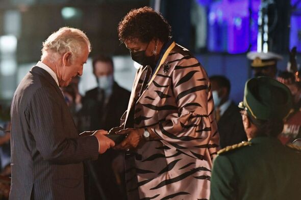 La présidente de la Barbade, Dame Sandra Mason, décerne au prince Charles, prince de Galles, l'Ordre de la liberté de la Barbade