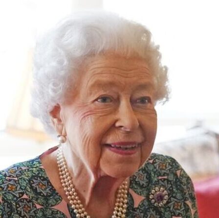 La reine "de bonne humeur" malgré des problèmes de santé obligeant le monarque à se retirer de ses engagements