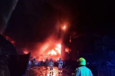 Incendie de Dewsbury: 100 pompiers se précipitent à l'action alors qu'un énorme incendie ravage une zone industrielle