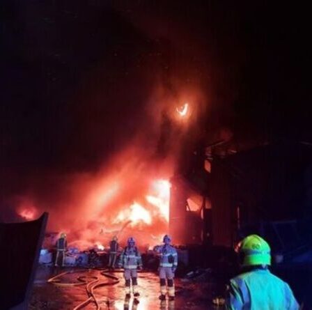 Incendie de Dewsbury: 100 pompiers se précipitent à l'action alors qu'un énorme incendie ravage une zone industrielle