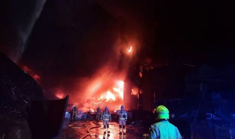 Incendie de Dewsbury: 100 pompiers se précipitent à l'action alors qu'un énorme incendie ravage une zone industrielle