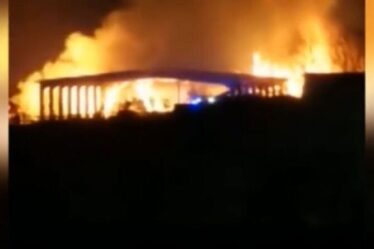 Incendie de Thornaby: Inferno fait rage dans une ferme du North Yorkshire avec des panaches de fumée "vus à des kilomètres"