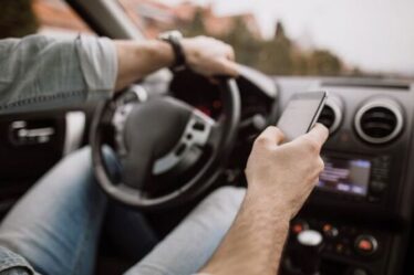 L'approche de « tolérance zéro » pour les conducteurs utilisant le téléphone au volant entre en jeu