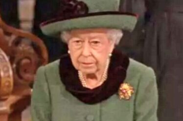 Le chagrin de la reine: Monarch visiblement bouleversée alors qu'elle écoute God Save The Queen au mémorial