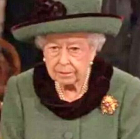 Le chagrin de la reine: Monarch visiblement bouleversée alors qu'elle écoute God Save The Queen au mémorial