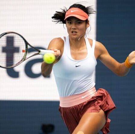 Les malheurs d'Emma Raducanu continuent alors que Brit perd ses débuts à l'Open de Miami face à Katerina Siniakova