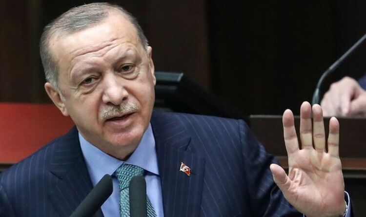 Turquie: Erdogan joue le pouvoir sur Poutine alors que des navires de guerre chargés de missiles descendent sur le Bosphore