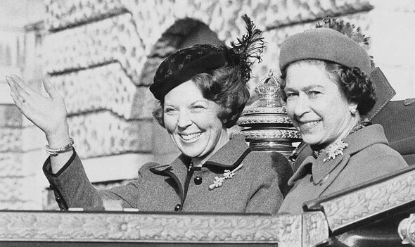 La reine Elizabeth II et la princesse Beatrix saluent du chariot