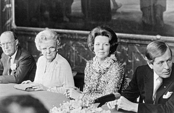 La reine Juliana et la reine Beatrix en conférence.