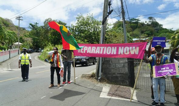 Les manifestants avec des banderoles pour protester contre le colonialisme britannique