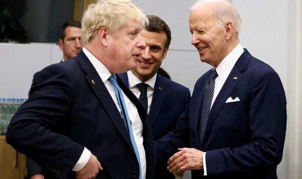 Boris Johnson s'entretient avec le président américain Joe Biden et le président français Emmanuel Macron avant une réunion des dirigeants du G7