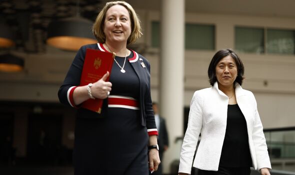 Anne-Marie Trevelyan, secrétaire britannique au développement international, à gauche, et Katherine Tai, représentante américaine au commerce