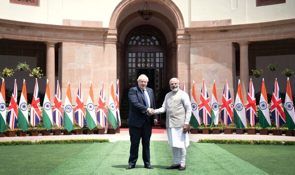 Boris Johnson serre la main de son homologue indien Narendra Modi 