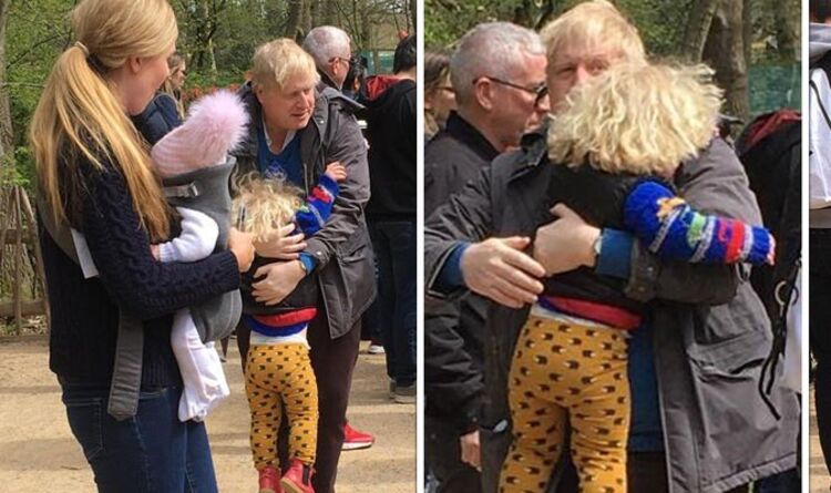 Boris et Carrie étourdissent les foules lors d'une journée en famille avec Wilfred et Romy Iris - PHOTOS EXCLUSIVES