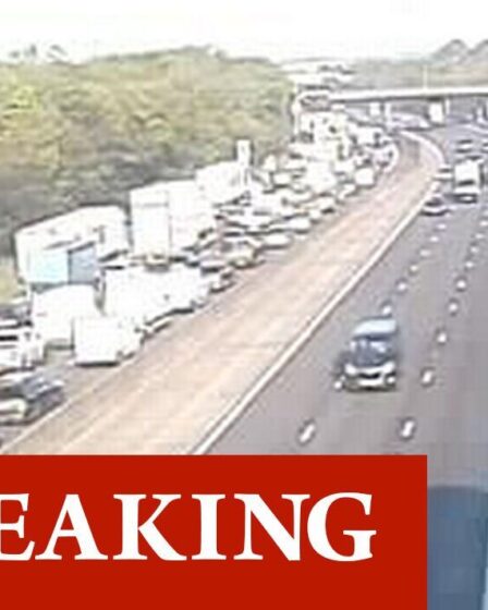 Chaos de la circulation M25: un accident d'horreur entre un camion et une voiture provoque des files d'attente sur des kilomètres aux heures de pointe