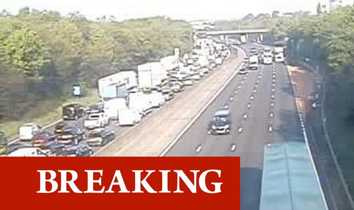 Chaos de la circulation M25: un accident d'horreur entre un camion et une voiture provoque des files d'attente sur des kilomètres aux heures de pointe