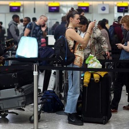 `` Jamais vu des files d'attente comme celle-ci '' Le week-end de Pâques, le chaos des jours fériés bloque les aéroports