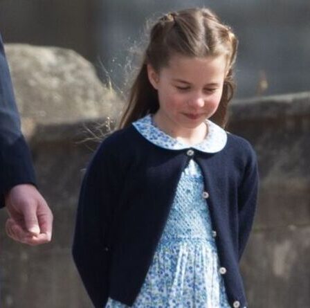 La princesse Charlotte sort avec le look de mode qu'elle a depuis ses tout-petits