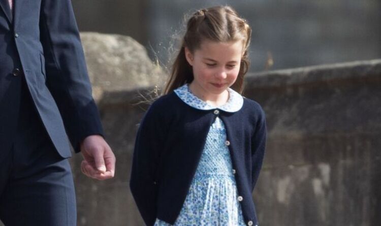 La princesse Charlotte sort avec le look de mode qu'elle a depuis ses tout-petits