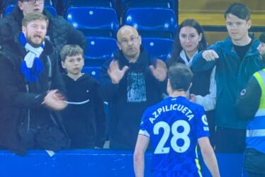 Le capitaine de Chelsea Cesar Azpilicueta dans une confrontation en colère avec ses propres fans après la défaite d'Arsenal