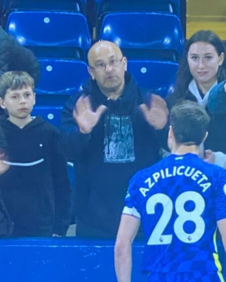 Le capitaine de Chelsea Cesar Azpilicueta dans une confrontation en colère avec ses propres fans après la défaite d'Arsenal