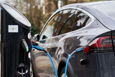« Les voitures électriques polluent ! »  Les conducteurs demandent aux propriétaires de véhicules électriques de payer des impôts - "injuste"