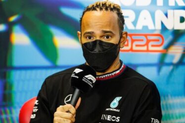Lewis Hamilton plaisante en disant qu'il pourrait se couper l'oreille en tant que pilote Mercedes dans une rangée de bijoux avec la FIA