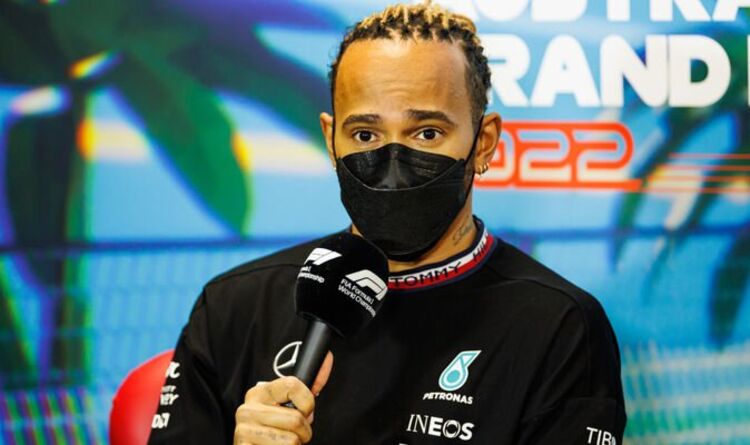 Lewis Hamilton plaisante en disant qu'il pourrait se couper l'oreille en tant que pilote Mercedes dans une rangée de bijoux avec la FIA