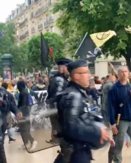 Paniqué, Macron envoie la police alors que des manifestations éclatent avant les élections "Bienvenue en France!"