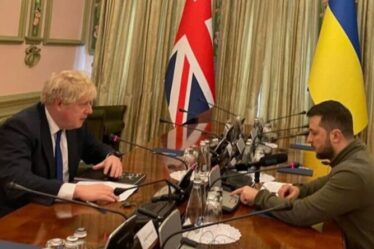 'Surprise!'  Boris rencontre Zelensky à Kiev alors que le Premier ministre montre la "solidarité" britannique envers l'Ukraine