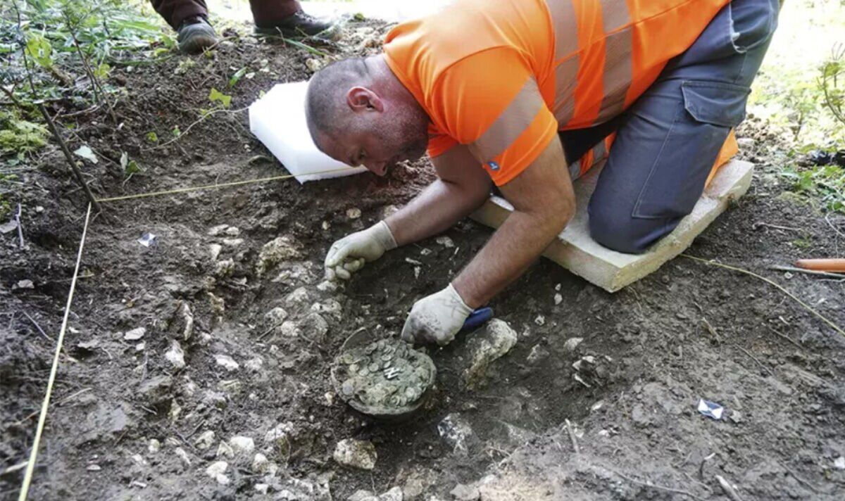 Un archéologue amateur remporte le gros lot alors qu'un trésor de 1 290 pièces de monnaie romaines a été découvert : "coup de chance"